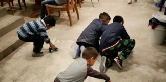 Estrés y autolesiones entre niños migrantes en albergues de EU