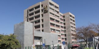 Despiden a 200 médicos que lucharon contra la pandemia