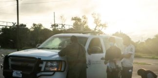 Gobierno de EU demanda a Texas por detención de migrantes