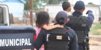 Pequeños de 4 y 2 años estaban solos en casa; policías y bomberos los sacan