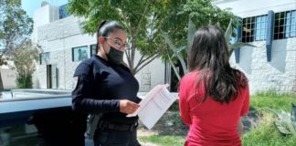 Tenía un día fuera de su casa y la llevan a estación de policía