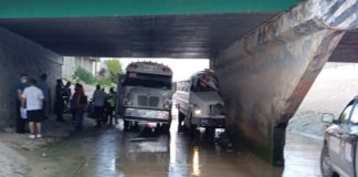 Se impacta contra muro del viaducto: 16 trabajadores lesionados