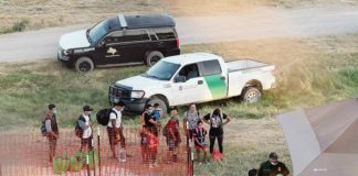 Juez frena expulsión de familias migrantes en Estados Unidos