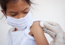 Coahuila y Texas negocian vacunar contra covid-19 a 18 mil menores