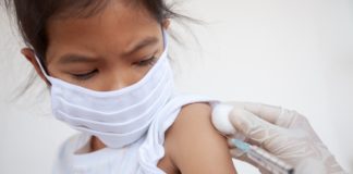 Coahuila y Texas negocian vacunar contra covid-19 a 18 mil menores