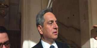 DESENTUERTOS: QUIERE SACAR A PENICHE DEL AGUJERO