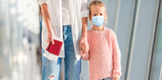 EU negará paso por tierra a menores no vacunados