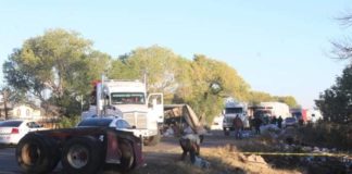 Trasladaban tonelada de cristal en trailer y vuelcan