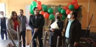 Entrega alcalde mobiliario a escuela de El Sauzal.