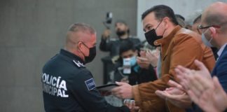 Premian a policías y agentes viales con 30 millones de pesos