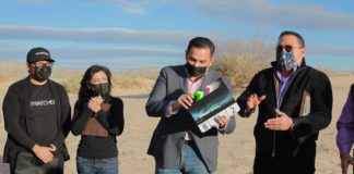 Da alcalde pizarrazo de película Los Skywatchers en Samalayuca