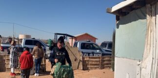 Entregan policías despensas, leña y chamarras a habitantes del norponiente