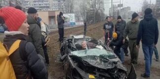 Video: Tanque ruso aplasta coche con una persona adentro