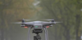 Mujer ucraniana derriba dron ruso lanzando frasco de tomates