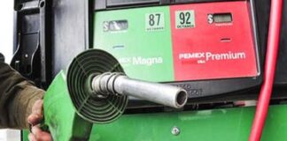 Continúa cruce de gringos a México a cargar gasolina