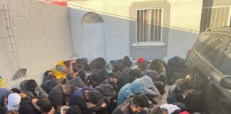 Estaban 53 migrantes abandonados en casa con basura