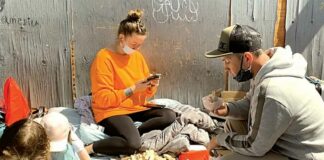 Comparten burritos a rusos asentados junto a la garita