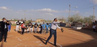 Alcalde Pérez Cuéllar lanza primera pelota en inauguración de Liga de béisbol