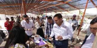 Impulsa Alcalde a emprendedores; venden pay de dátiles, pan y pizza