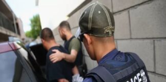 Podría policía estatal de Texas detener a migrantes, por orden de Gobernador