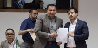 DESENTUERTOS: CHOCAN EMPRESARIOS POR CENTRO DE CONVENCIONES