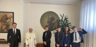 Elon Musk se reúne en privado con el papa Francisco