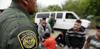 Agentes fronterizos de EU cobran 3 mil dólares por cruzar migrantes