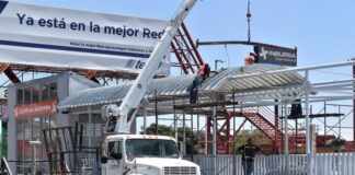 Inicia instalación de techos laminados en paraderos de BRT-2 en Gómez Morín