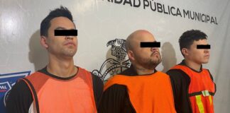 Traían arma 9 mm en el auto; los detienen