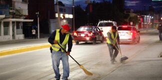 Limpian frente de Casa de Juan Gabriel