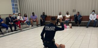 Enseñan policías primeros auxilios a miembros de centro religioso