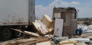 Arrestan a sujeto que descargaba tráiler lleno de basura