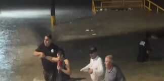 Rescatan a familias de encharcamientos por lluvias