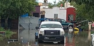 Apoyan a vecinos de Senderos de San Isidro que sufrieron inundaciones