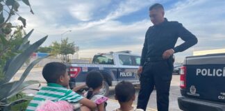 Resguardan policías a cuatro niños que estaban solos en casa