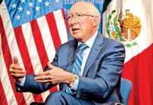 Desastre político genera migración: Ken Salazar