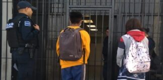 Tenían dos días con uniforme de la escuela vagando por las calles