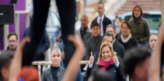 DESENTUERTOS: POR DESFILE CASI SACAN EN PIJAMAS A FUNCIONARIOS