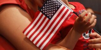 Eliminan requisito de carga pública para residencia en Estados Unidos