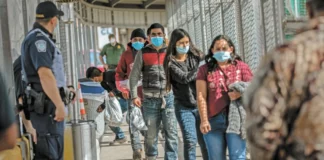 Corte Suprema de EU decide ampliar vigencia del Título 42