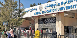 El Talibán excluye a las afganas de universidad; EU advierte consecuencias