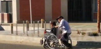 Adulto mayor sin una pierna empuja la silla de ruedas de su esposa; los buscan