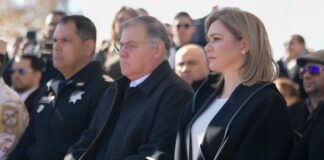 DESENTUERTOS: OFENDEN A LA GOBERNADORA EN HOMENAJE A ESTATALES ASESINADOS