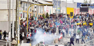 Incendios, bloqueos y dos muertos en la toma de Perú