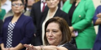 Ofrece Taddei elecciones baratas; levanta mano izquierda al tomar protesta