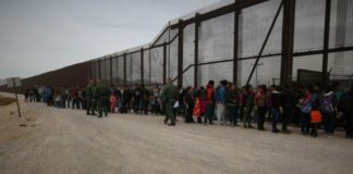 Se entregan 2 mil 500 a la Border Patrol en El Paso