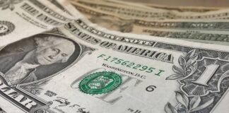 Sube dolar a 17.61 en México