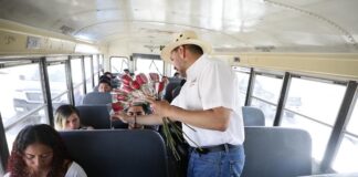 Entrega cerca de 20 mil flores el Presidente Municipal