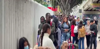 Primer grupo de migrantes cruza a EU desde Tijuana