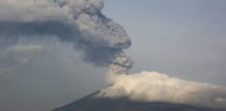 Popocatépetl registra dos explosiones y arroja material incandescente